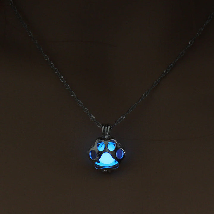 Collier avec Patte Luminescente – Pendentif Animaux avec Effet Lumière Nocturne