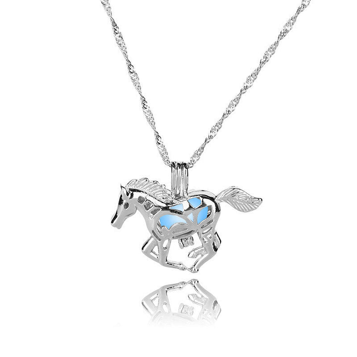 Collier avec pendentif lumineux en forme de cheval au galop