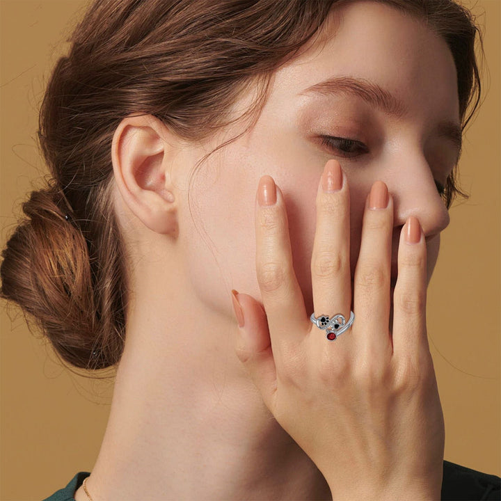 Anneau réglable avec pattes de chat noires et pierre précieuse rouge