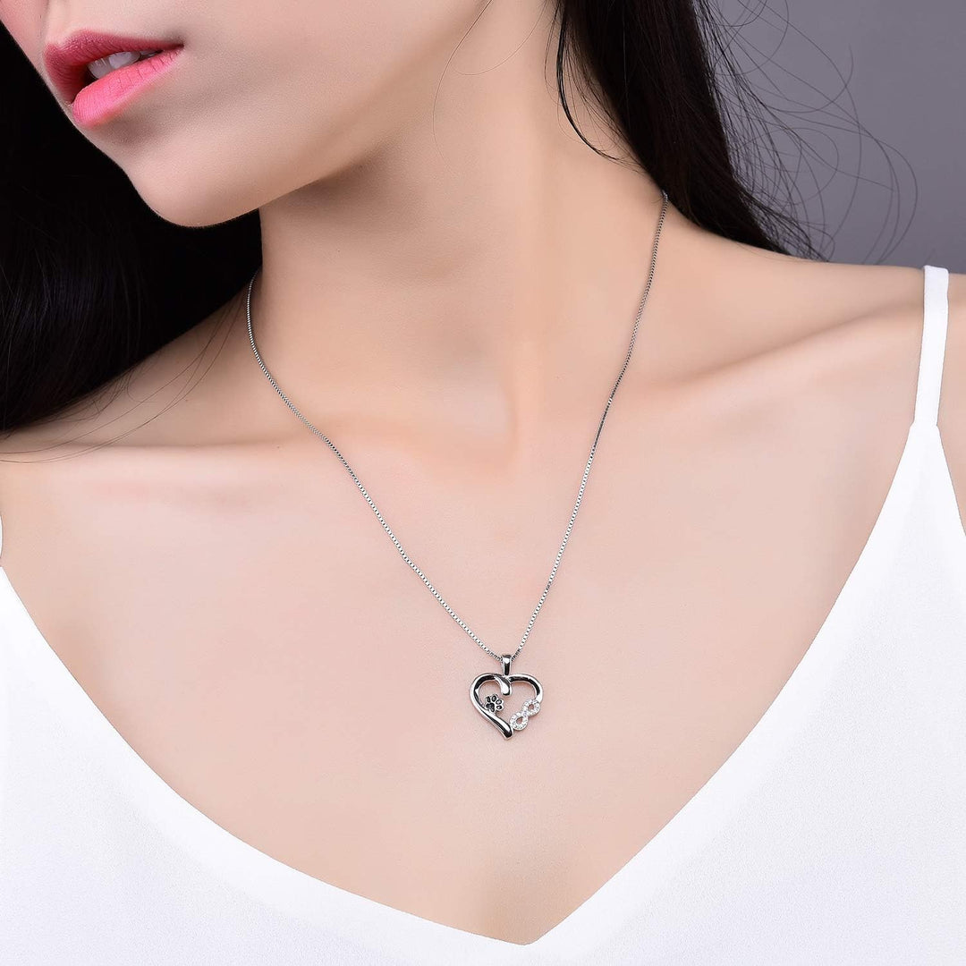 Collier avec tanga à pattes et cœur avec pendentif infini