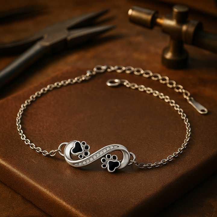 Bracelet avec symbole de l'infini, charms avec empreinte de patte et zircons