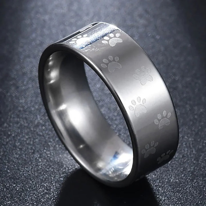 Anneau en acier inoxydable fait main avec empreinte de patte arc-en-ciel